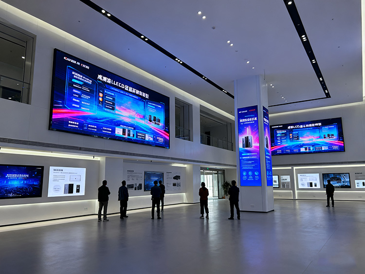 成都LED顯示屏應用指南：商鋪門頭/會議大屏/舞臺租賃如何選？- 場景方案全解析